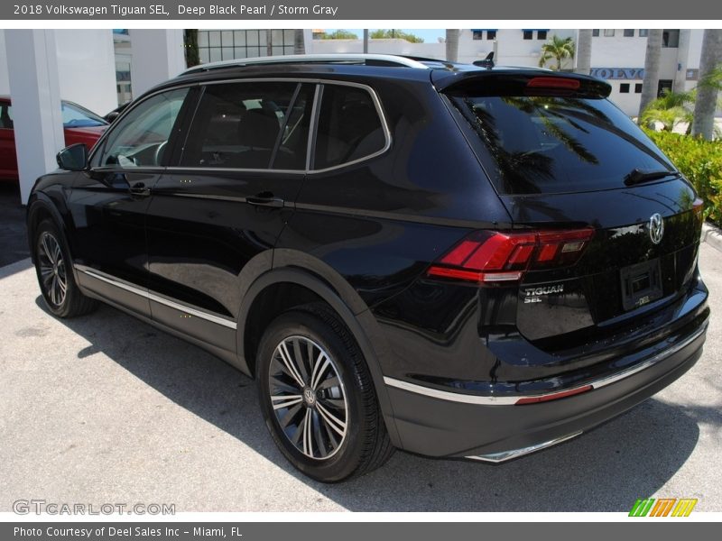 Deep Black Pearl / Storm Gray 2018 Volkswagen Tiguan SEL