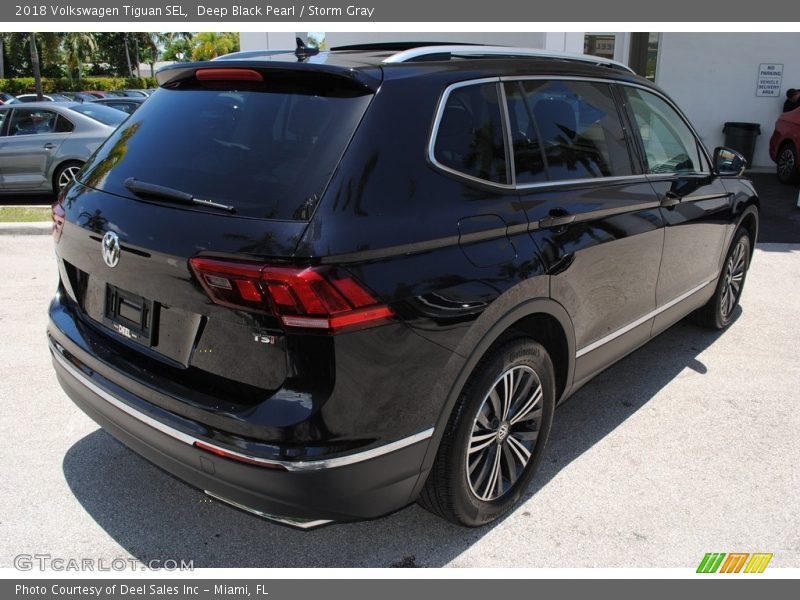 Deep Black Pearl / Storm Gray 2018 Volkswagen Tiguan SEL