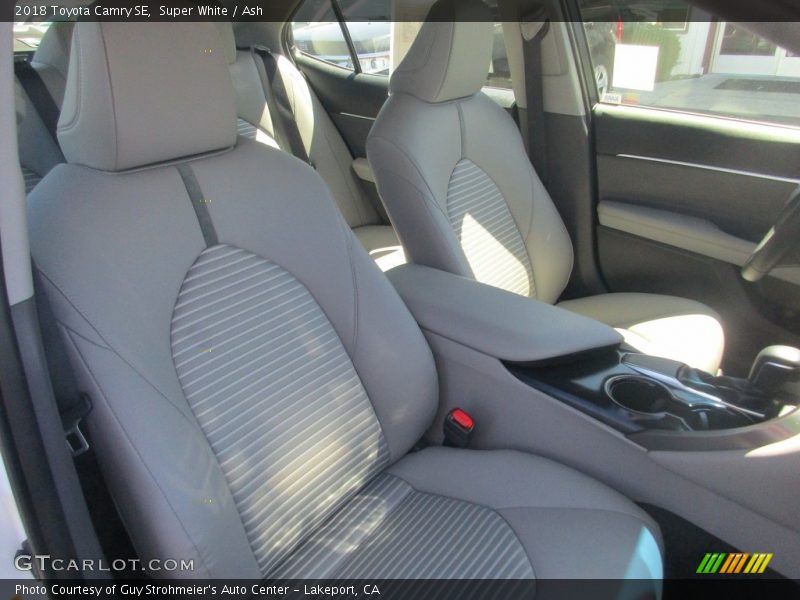 Super White / Ash 2018 Toyota Camry SE