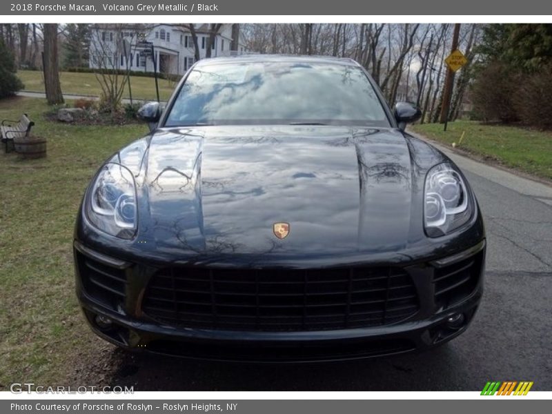 Volcano Grey Metallic / Black 2018 Porsche Macan