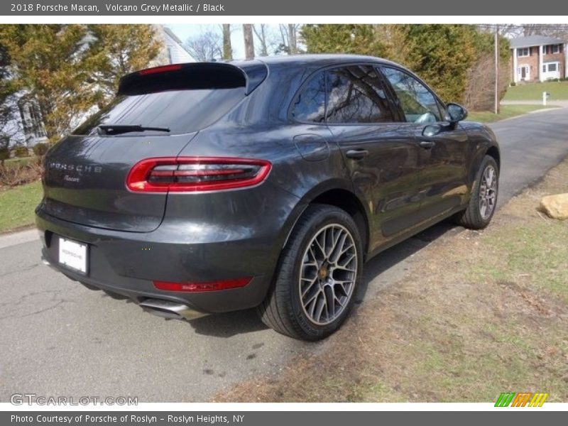 Volcano Grey Metallic / Black 2018 Porsche Macan