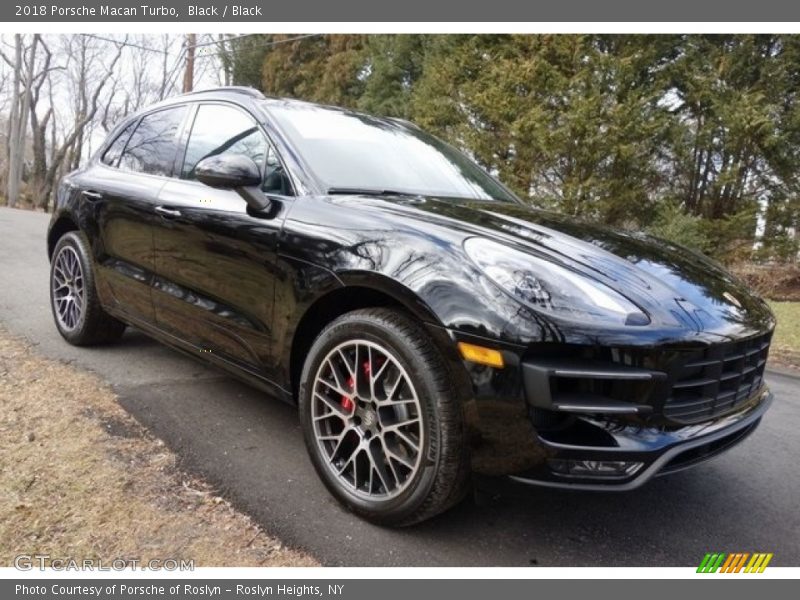 Front 3/4 View of 2018 Macan Turbo