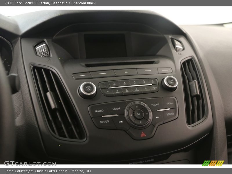 Magnetic / Charcoal Black 2016 Ford Focus SE Sedan