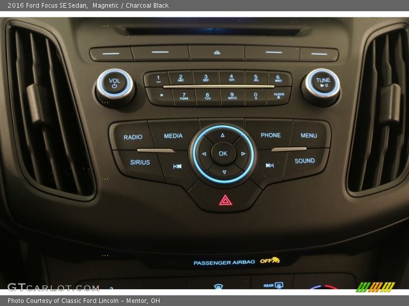 Magnetic / Charcoal Black 2016 Ford Focus SE Sedan