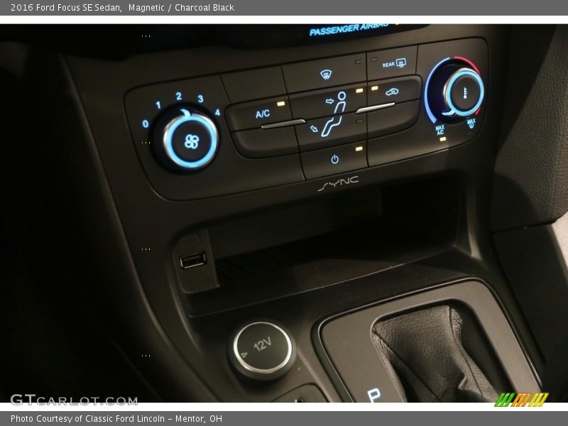 Magnetic / Charcoal Black 2016 Ford Focus SE Sedan