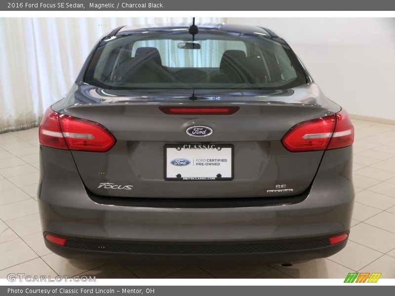 Magnetic / Charcoal Black 2016 Ford Focus SE Sedan