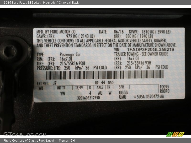 Magnetic / Charcoal Black 2016 Ford Focus SE Sedan