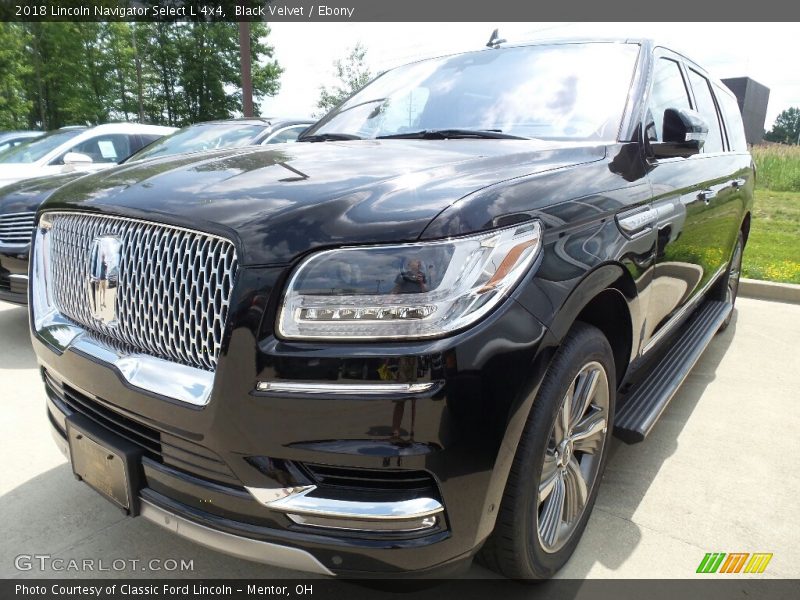 Front 3/4 View of 2018 Navigator Select L 4x4