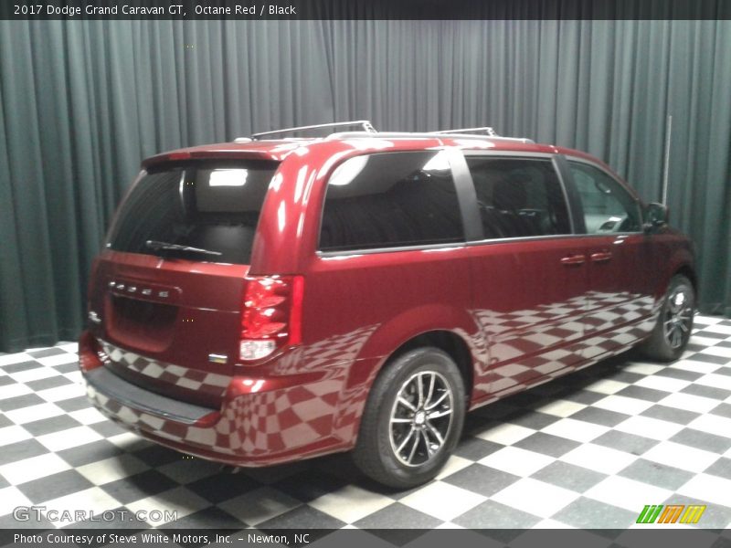Octane Red / Black 2017 Dodge Grand Caravan GT