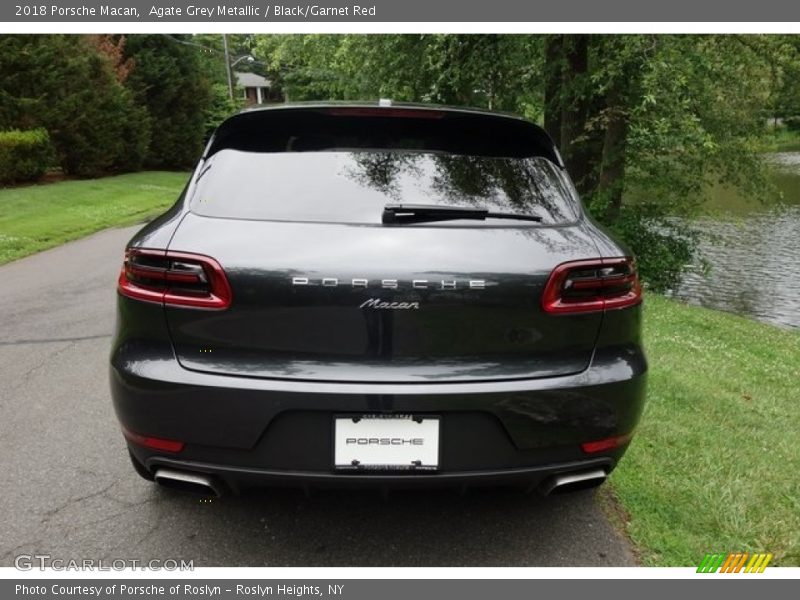 Agate Grey Metallic / Black/Garnet Red 2018 Porsche Macan