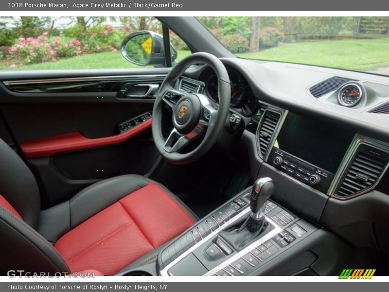 Agate Grey Metallic / Black/Garnet Red 2018 Porsche Macan