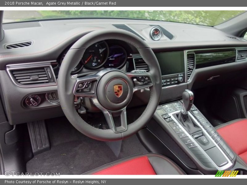 Agate Grey Metallic / Black/Garnet Red 2018 Porsche Macan