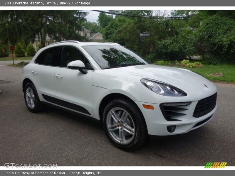 Front 3/4 View of 2018 Macan S