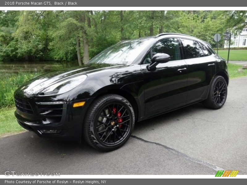 Front 3/4 View of 2018 Macan GTS