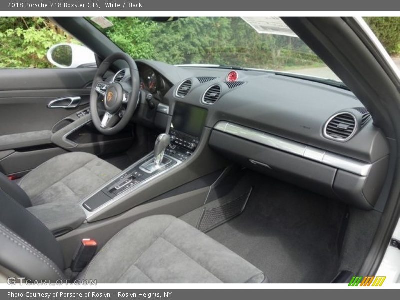 Dashboard of 2018 718 Boxster GTS
