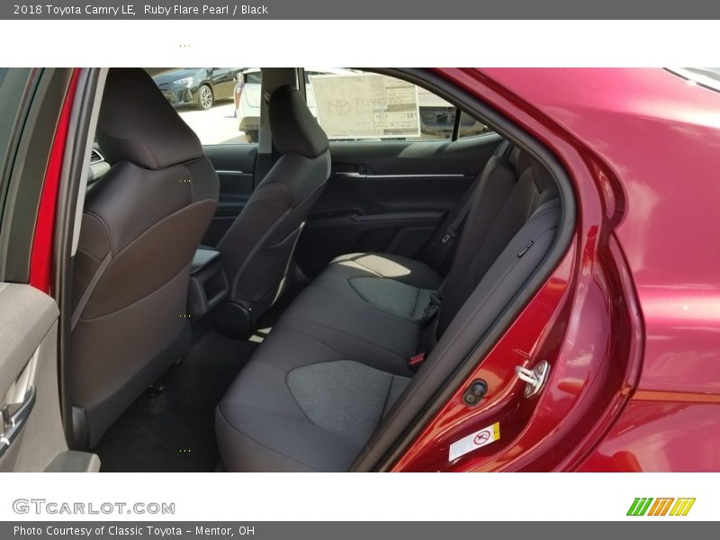 Ruby Flare Pearl / Black 2018 Toyota Camry LE
