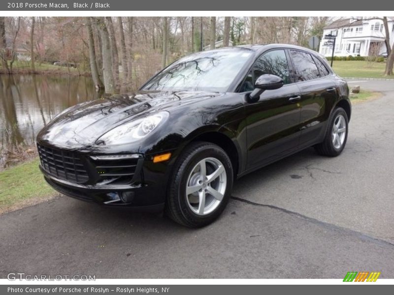 Front 3/4 View of 2018 Macan 