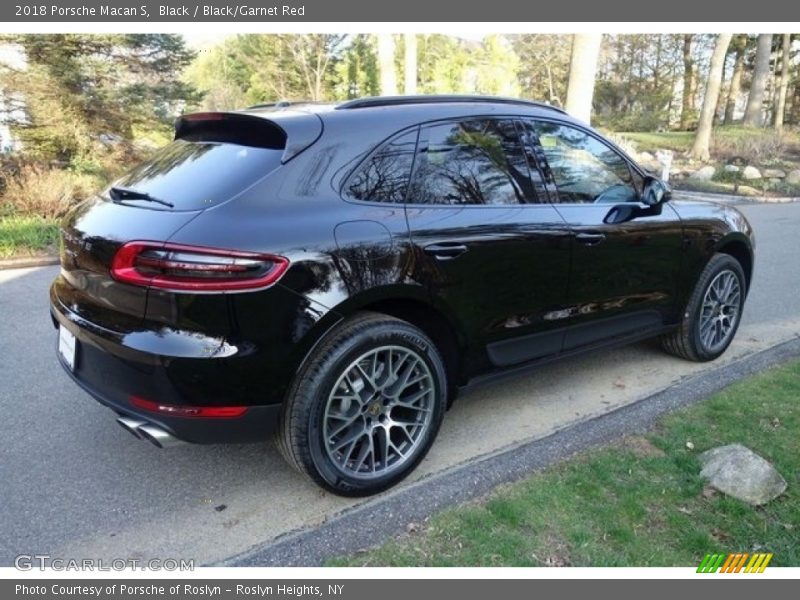 Black / Black/Garnet Red 2018 Porsche Macan S