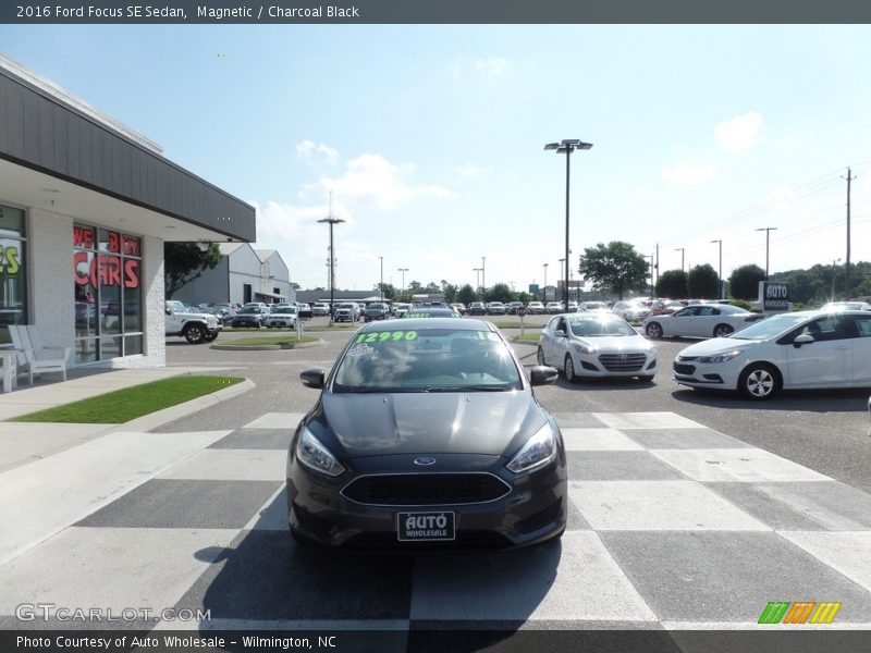 Magnetic / Charcoal Black 2016 Ford Focus SE Sedan