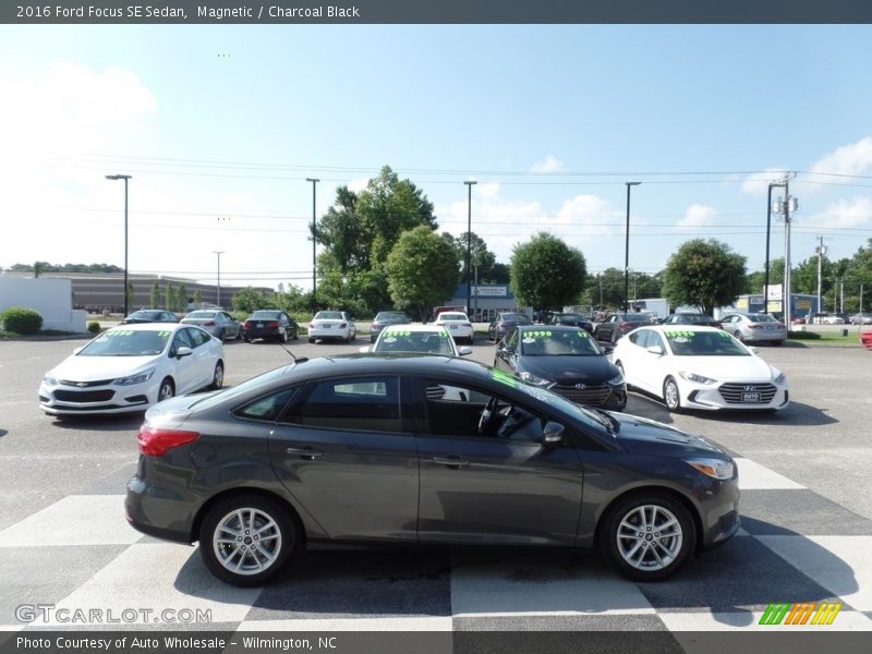 Magnetic / Charcoal Black 2016 Ford Focus SE Sedan