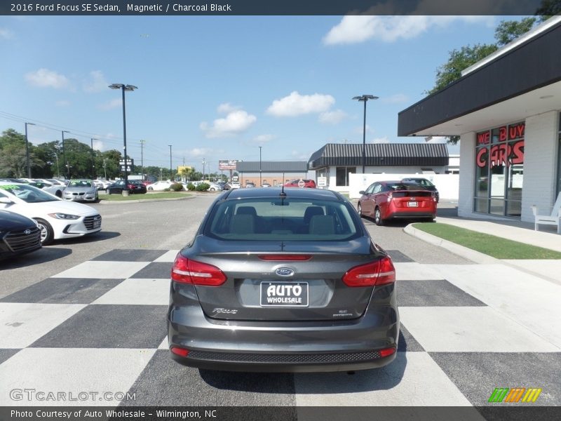 Magnetic / Charcoal Black 2016 Ford Focus SE Sedan