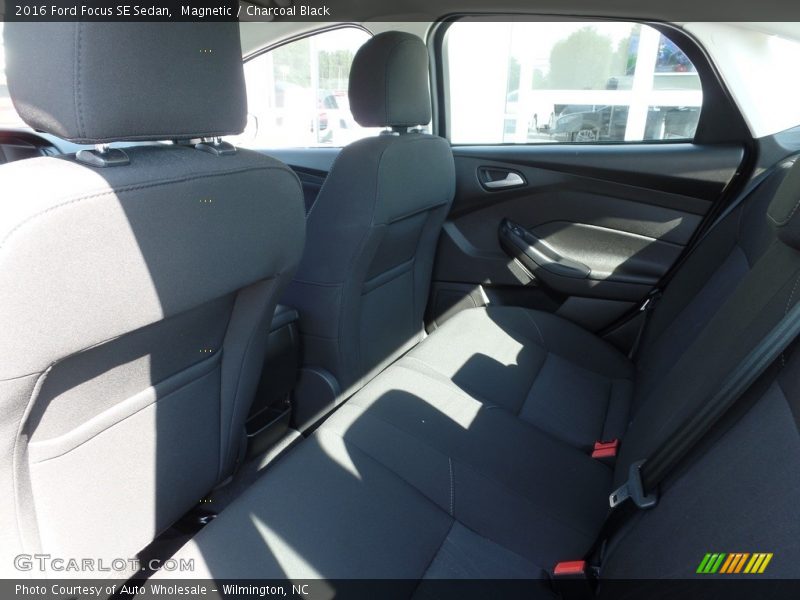 Magnetic / Charcoal Black 2016 Ford Focus SE Sedan