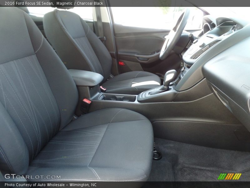 Magnetic / Charcoal Black 2016 Ford Focus SE Sedan