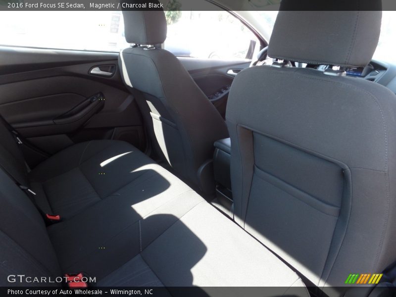Magnetic / Charcoal Black 2016 Ford Focus SE Sedan