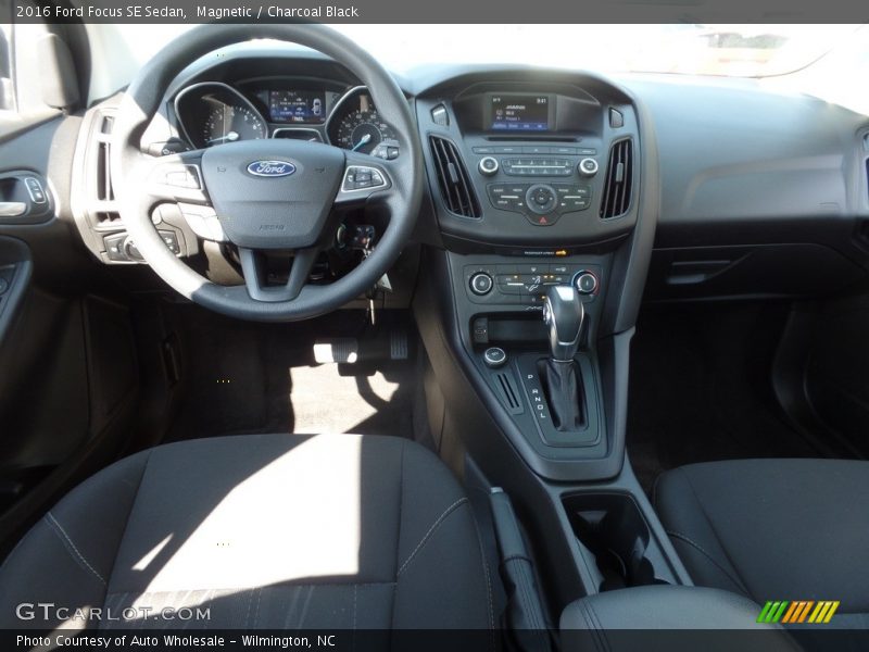 Magnetic / Charcoal Black 2016 Ford Focus SE Sedan