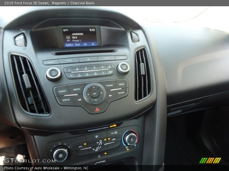 Magnetic / Charcoal Black 2016 Ford Focus SE Sedan