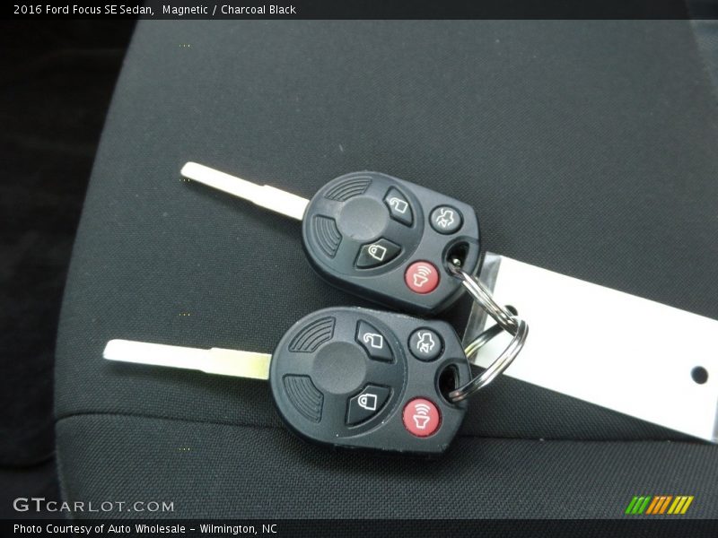 Magnetic / Charcoal Black 2016 Ford Focus SE Sedan