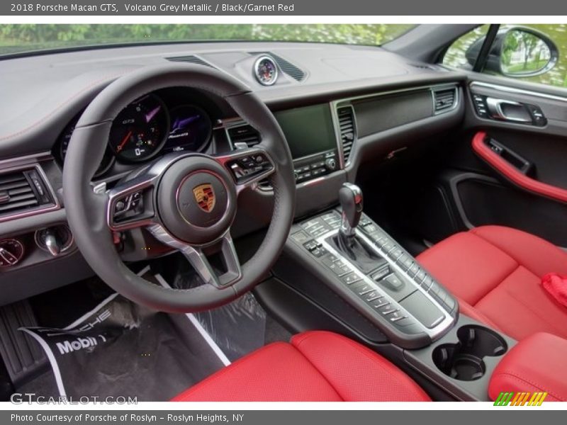 Front Seat of 2018 Macan GTS