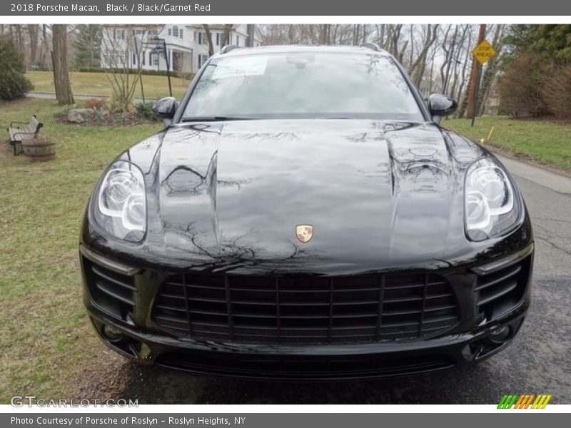 Black / Black/Garnet Red 2018 Porsche Macan