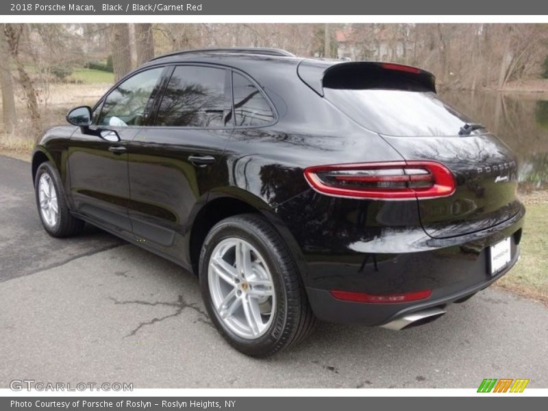 Black / Black/Garnet Red 2018 Porsche Macan