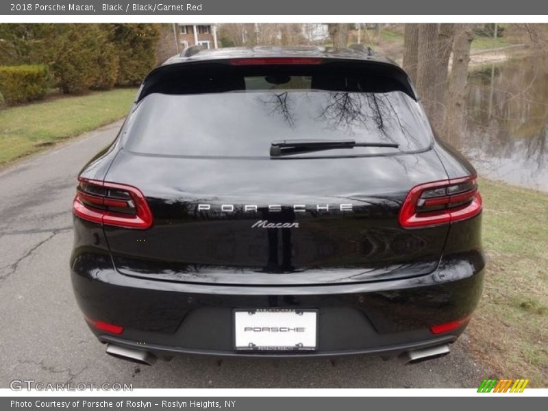 Black / Black/Garnet Red 2018 Porsche Macan
