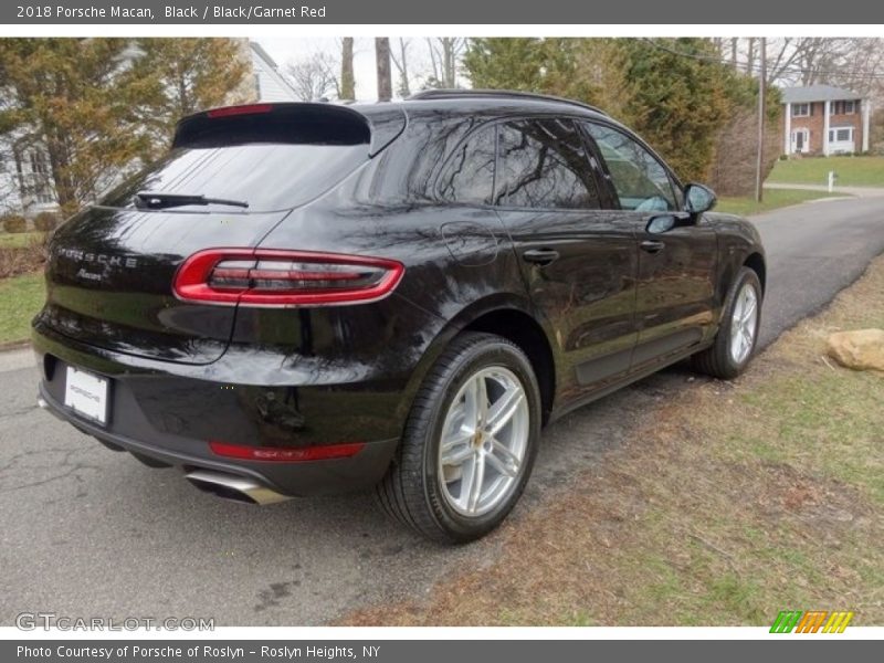 Black / Black/Garnet Red 2018 Porsche Macan