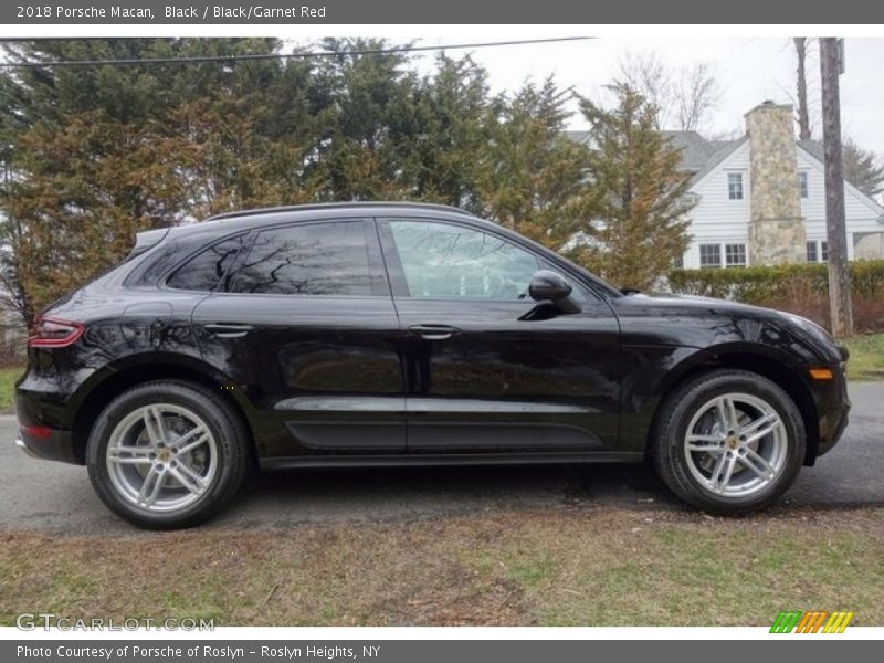 Black / Black/Garnet Red 2018 Porsche Macan