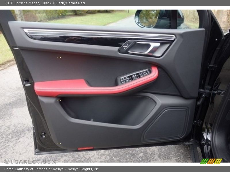 Black / Black/Garnet Red 2018 Porsche Macan