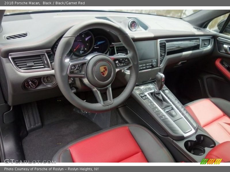 Black / Black/Garnet Red 2018 Porsche Macan