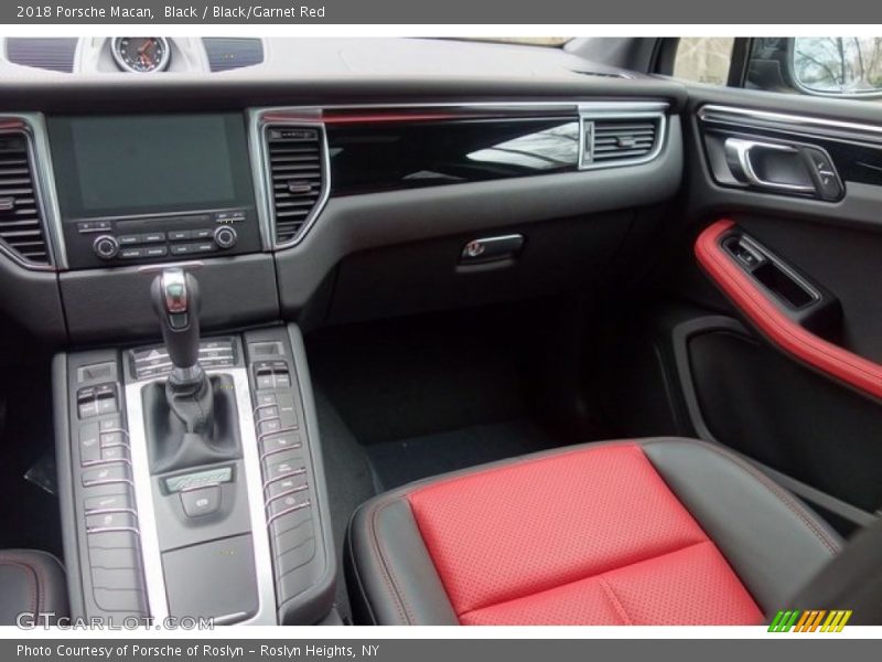 Black / Black/Garnet Red 2018 Porsche Macan