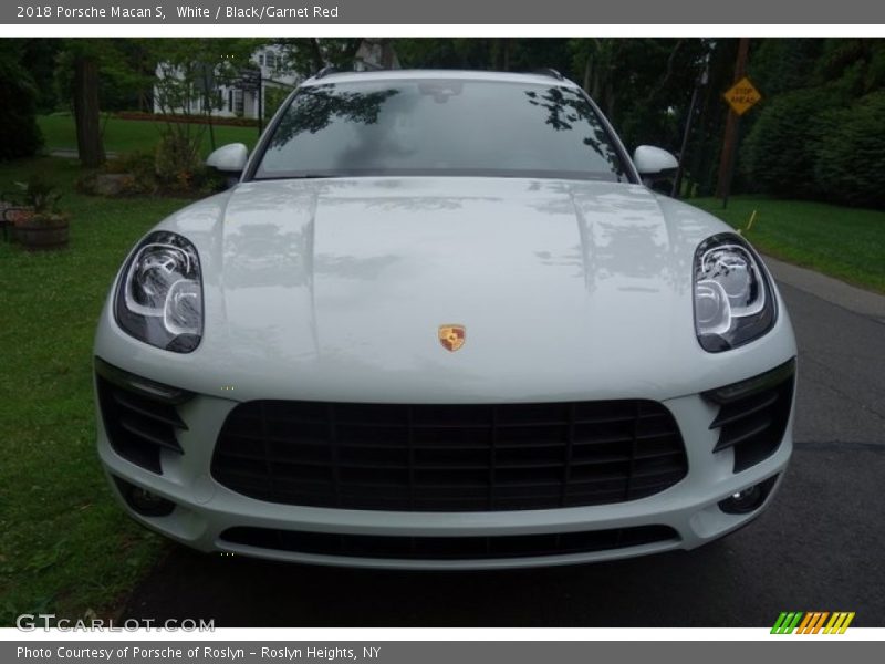 White / Black/Garnet Red 2018 Porsche Macan S