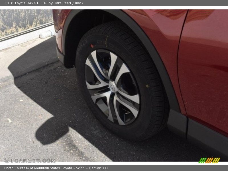 Ruby Flare Pearl / Black 2018 Toyota RAV4 LE