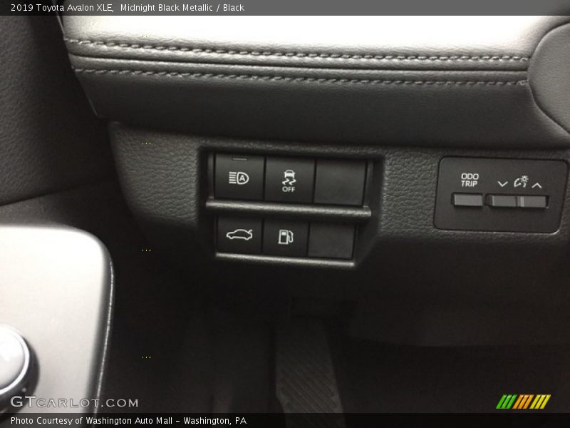 Midnight Black Metallic / Black 2019 Toyota Avalon XLE