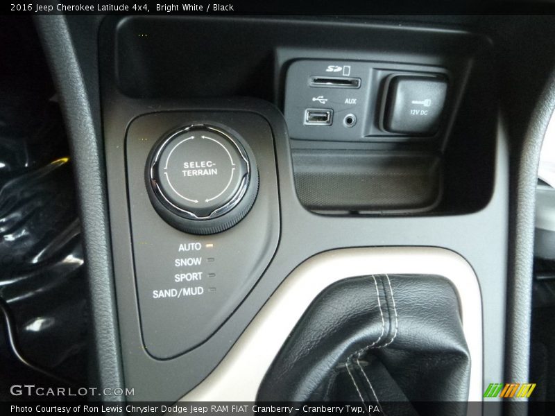 Bright White / Black 2016 Jeep Cherokee Latitude 4x4