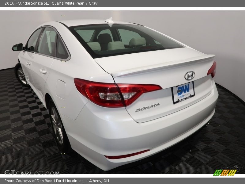 Quartz White Pearl / Gray 2016 Hyundai Sonata SE