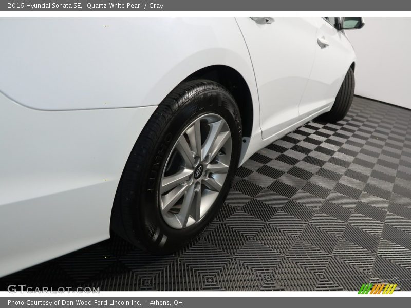 Quartz White Pearl / Gray 2016 Hyundai Sonata SE