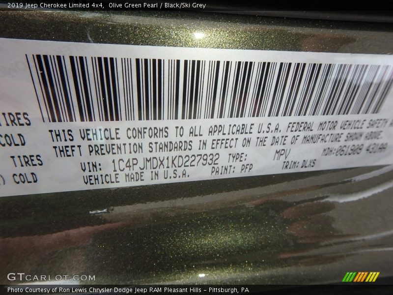 Olive Green Pearl / Black/Ski Grey 2019 Jeep Cherokee Limited 4x4