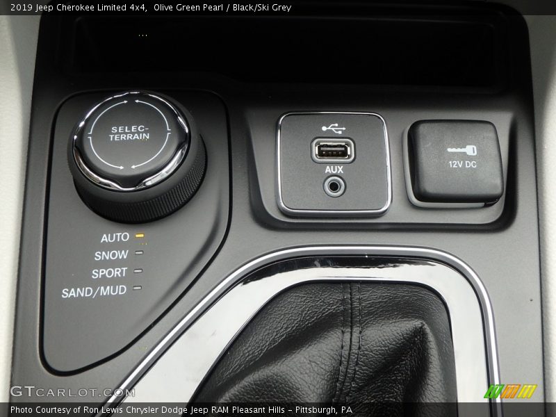 Olive Green Pearl / Black/Ski Grey 2019 Jeep Cherokee Limited 4x4