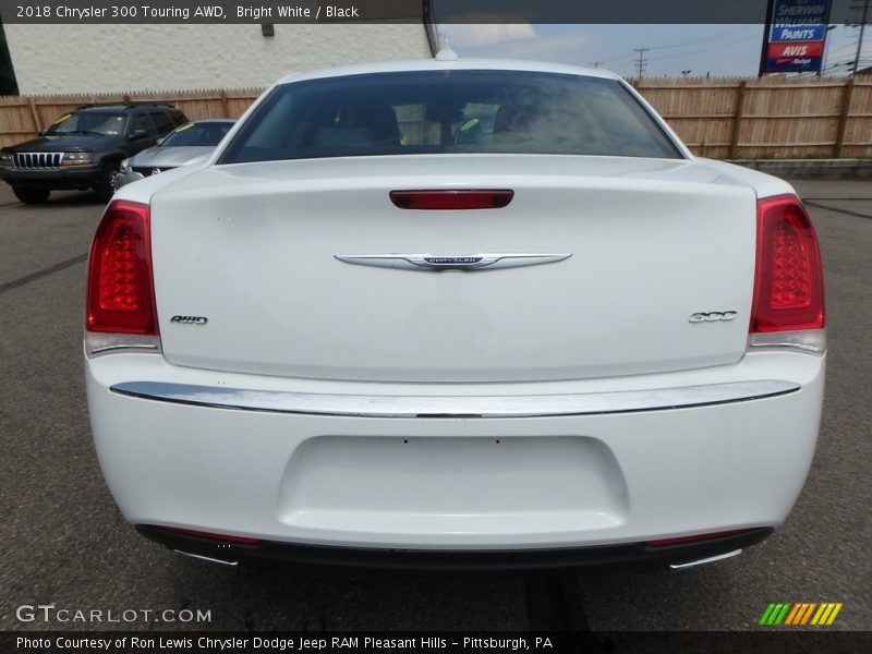 Bright White / Black 2018 Chrysler 300 Touring AWD