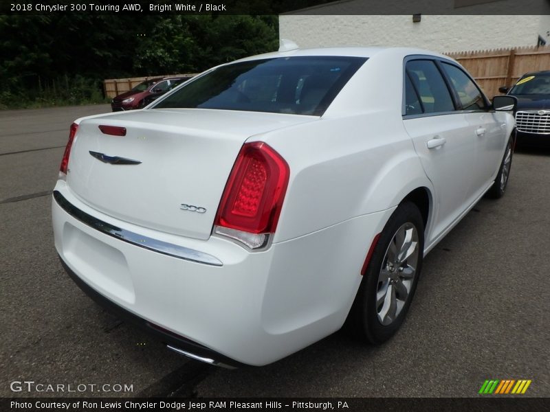 Bright White / Black 2018 Chrysler 300 Touring AWD